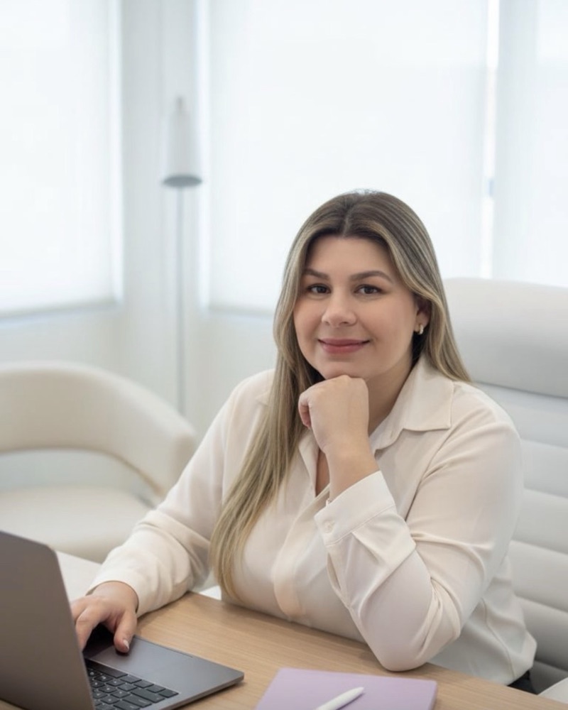 Dra. Gabriella Maia em seu consultório